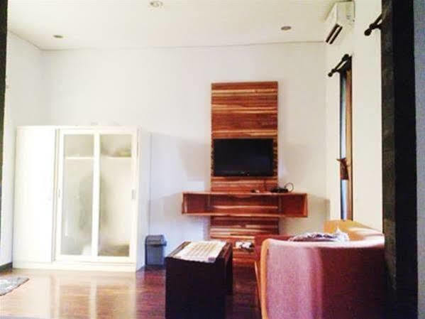 Puri Minggiran Guesthouse Yogya Yogyakarta Extérieur photo