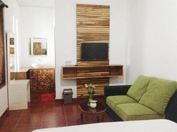 Puri Minggiran Guesthouse Yogya Yogyakarta Extérieur photo