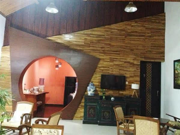 Puri Minggiran Guesthouse Yogya Yogyakarta Extérieur photo
