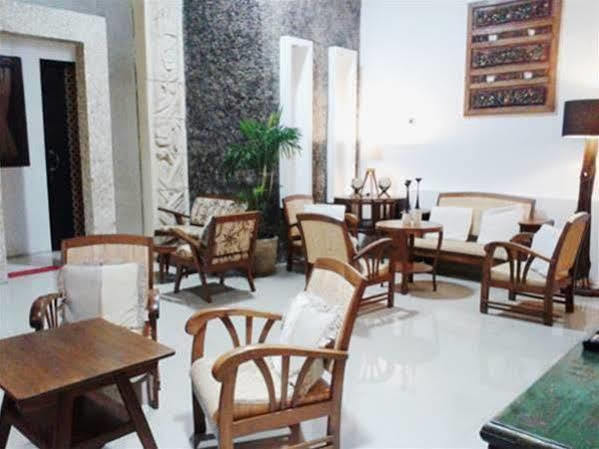 Puri Minggiran Guesthouse Yogya Yogyakarta Extérieur photo