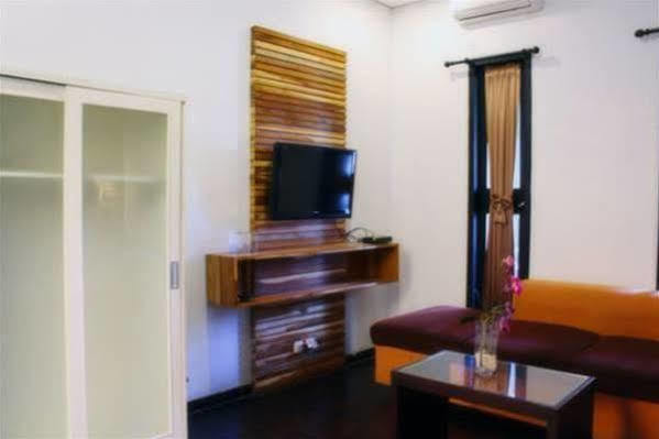 Puri Minggiran Guesthouse Yogya Yogyakarta Extérieur photo